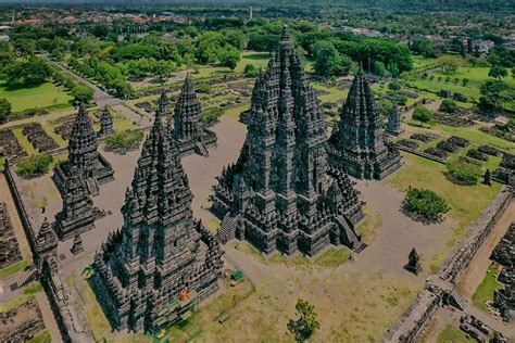 De Prambanan-tempel: Een imposante ode aan de goden van de hindoeïstische mythologie!